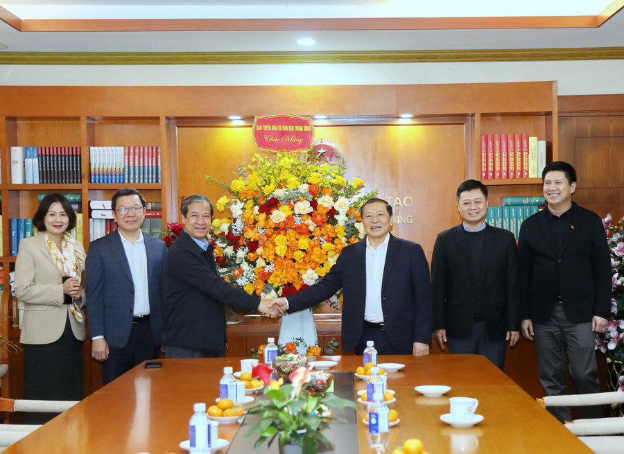 Ông Lại Xuân Môn chúc mừng Bộ trưởng Nguyễn Kim Sơn nhân ngày Nhà giáo Việt Nam 20/11.