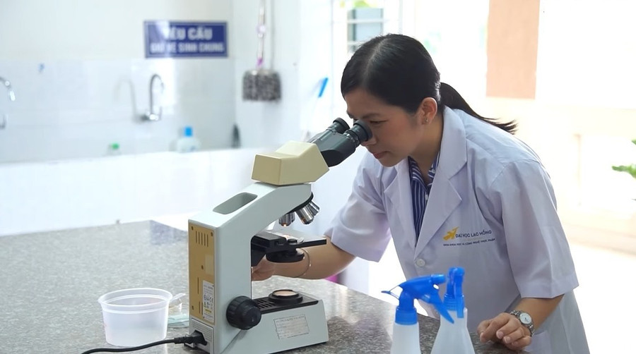 Thạc sĩ Đoàn Thị Tuyết Lê trong phòng thí nghiệm. img-11.jpg