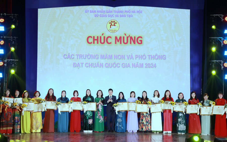 Lãnh đạo Sở GD&ĐT Hà Nội trao quyết định công nhận trường chuẩn quốc gia cho các MM88b nhà cái. img-0187.jpg