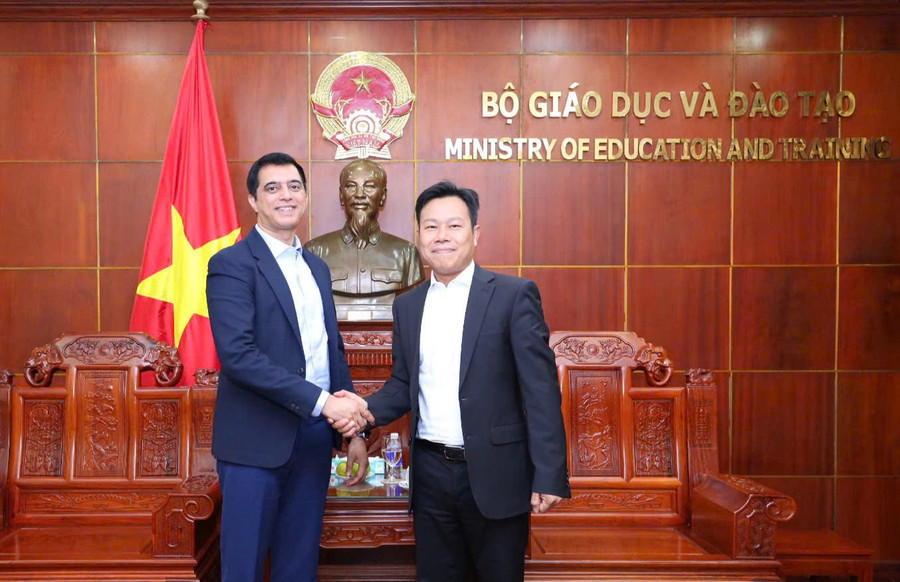 Thứ trưởng Bộ GD&ĐT Lê Quân tiếp ông Eklavya Bhave - Giám đốc khu vực Châu Á, Tập đoàn công nghệ giáo dục Coursera.