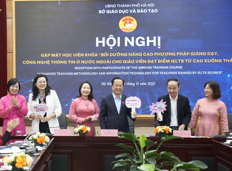 Câu lạc bộ 200 cán bộ quản lý, Trung Tâm Đăng Nhập MM88 Chính Thức Mới Hà Nội tham gia lớp bồi dưỡng tiếng Anh tại Australia năm 2022 chúc mừng Phó Chủ tịch Thường trực HĐND TP Hà Nội. a55a0092.jpg