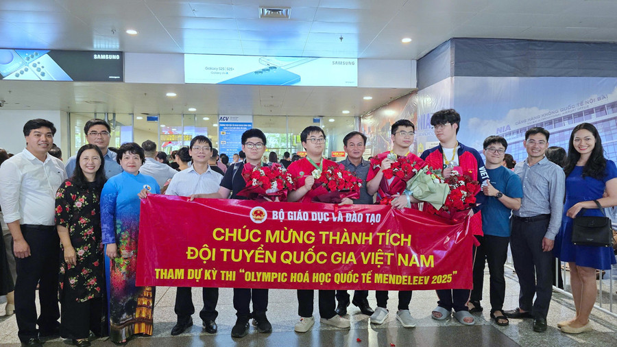 Ban Giám hiệu Trường THPT chuyên Hà Nội - Amsterdam đón và chúc mừng thành tích của đoàn MM886 slot game, bắn cá, lô đề, đá gà Việt Nam tại sân bay quốc tế Nội Bài. ams-1.jpg