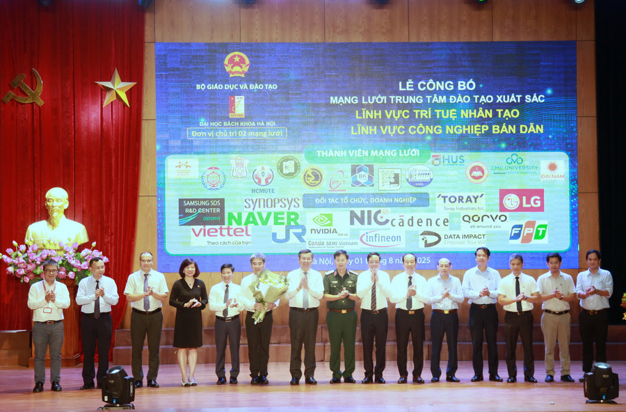 Thứ trưởng Nguyễn Văn Phúc tặng hoa chúc mừng Mạng lưới trí tuệ nhân tạo và công nghiệp bán dẫn do MM888 bảo mật tuyệt đối Bách khoa Hà Nội chủ trì. a2.jpg