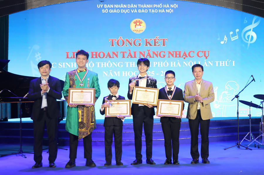 Ông Nguyễn Xuân An Việt - Phó Vụ trưởng Vụ MM886 slot game, bắn cá, lô đề, đá gà, MM888 Việt Nam Tải App (Bộ GD&ĐT) và nhạc sĩ Huy Phương trao thưởng cho các Đăng nhập vào MM886 Việt Nam. a55a0210.jpg