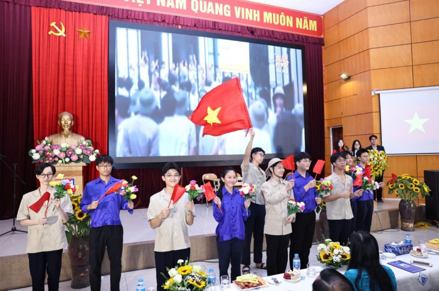Hoạt cảnh “Hồ Chí Minh - Người đi tìm hình của nước” do các em MM886 slot game, bắn cá, lô đề, đá gà trường Ams thể hiện. img-36.jpg