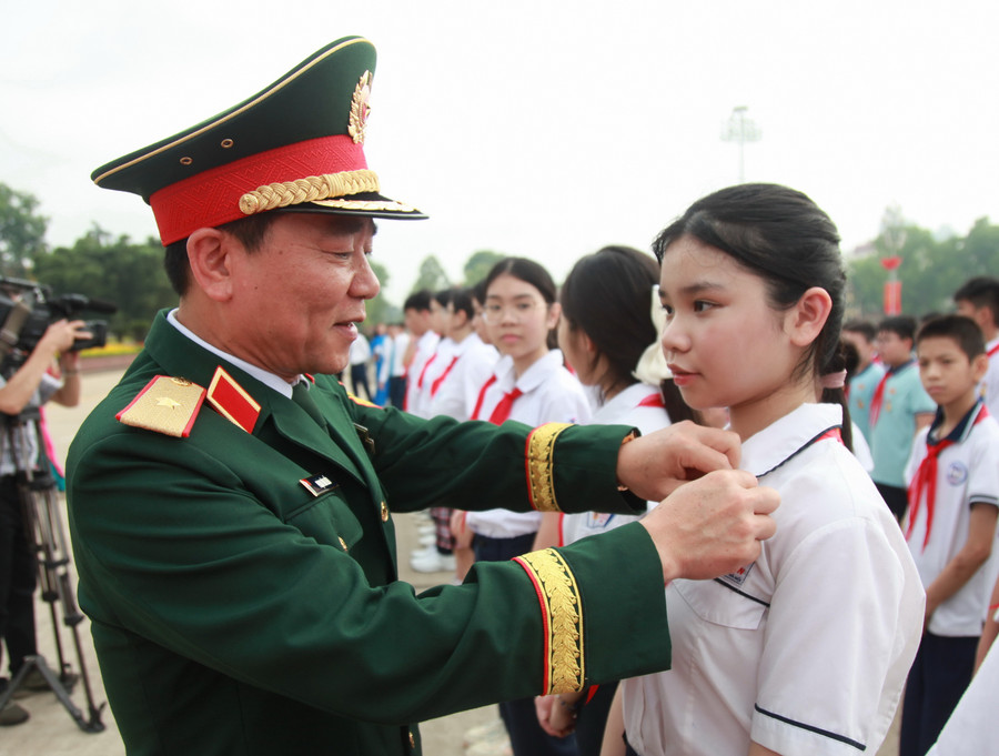 Thiếu tướng Phạm Văn Hiếu - Bí thư Đảng ủy Đoàn 969, Chính ủy Bộ Tư lệnh Lăng Chủ tịch Hồ Chí Minh trao Huy hiệu Bác Hồ cho các MM886 slot game, bắn cá, lô đề, đá gà. img-0598.jpg