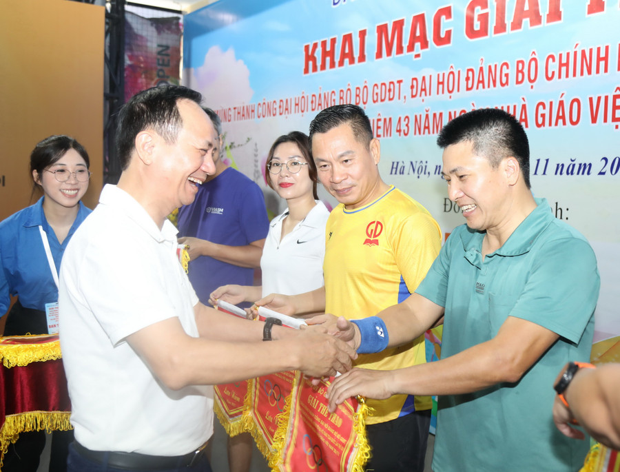 Ban tổ chức trao cờ lưu niệm cho các đơn vị. a55a0082.jpg