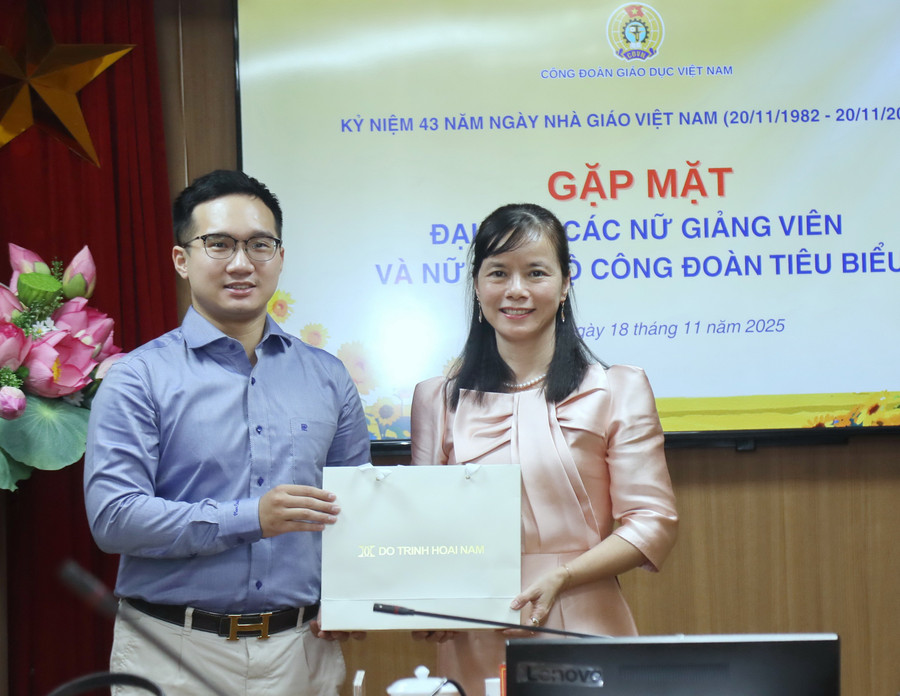 Đại diện nhà tài trợ trao quà cho các nhà giáo. a55a0264.jpg