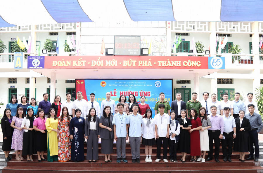 Các đại biểu, thầy cô giáo và các em MM886 slot game, bắn cá, lô đề, đá gà tại lễ hưởng ứng.