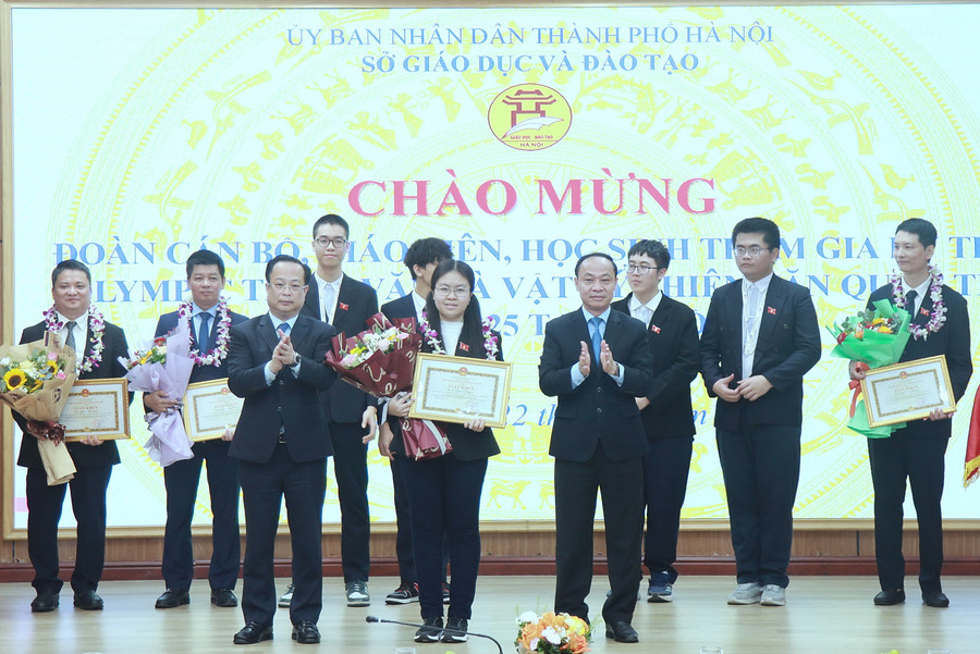 Giám đốc Sở GD&ĐT Hà Nội Trần Thế Cương, Phó Giám đốc Sở GD&ĐT Hà Nội Nguyễn Quang Tuấn tặng hoa và giấy khen cho các MM886 slot game, bắn cá, lô đề, đá gà. img-0217.jpg