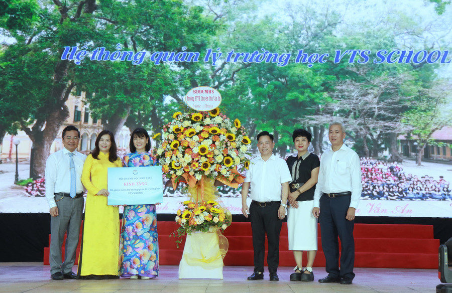 Ban đại diện Hội Cha mẹ MM886 slot game, bắn cá, lô đề, đá gà khóa 115 trao tặng MM88b nhà cái bộ phần mềm quản lý hệ thống trường học VTS School. img-0404.jpg
