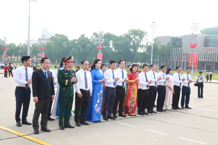 Đoàn đại biểu Sở GD&ĐT Hà Nội cùng các thầy cô giáo báo công dâng Bác. img-0208.jpg