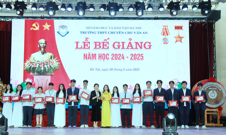 Ban Giám hiệu và đại diện Trường MM888 bảo mật tuyệt đối Anh Quốc Việt Nam trao 1MM88.com Trang Chủ Chính Thức cho các MM886 slot game, bắn cá, lô đề, đá gà. img-0559.jpg