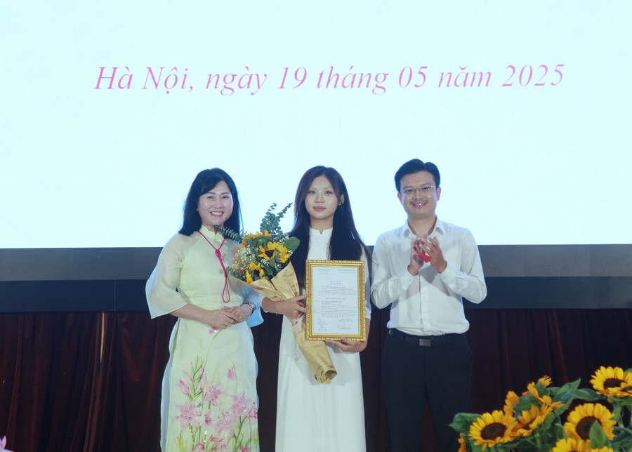 Đảng bộ Trường THPT chuyên Hà Nội- Amsterdam trao quyết định kết nạp Đảng cho tân đảng viên Phạm Hồ Phương Linh. img-0318.jpg