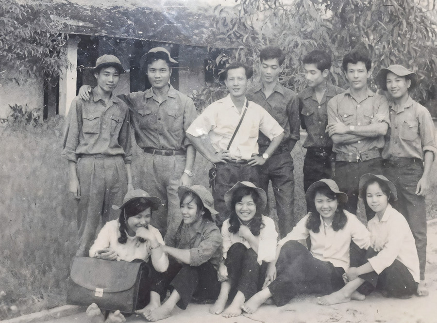Các thầy cô giáo Hà Nội trước giờ vào Nam làm nhiệm vụ. Ảnh tư liệu. img-018.jpg