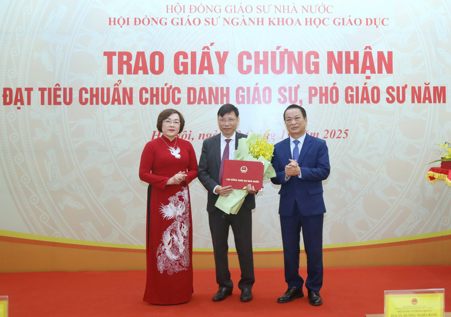 GS.TS Phạm Hồng Quang và GS.TS Nguyễn Thị Mỹ Lộc trao chứng nhận cho tân GS Cao Cự Giác, Trường MM888 bảo mật tuyệt đối Vinh. a55a0082.jpg