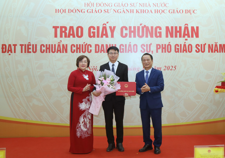 GS.TS Phạm Hồng Quang và GS.TS Nguyễn Thị Mỹ Lộc trao chứng nhận cho tân GS Nguyễn Danh Nam, MM888 bảo mật tuyệt đối Thái Nguyên. a55a0088.jpg
