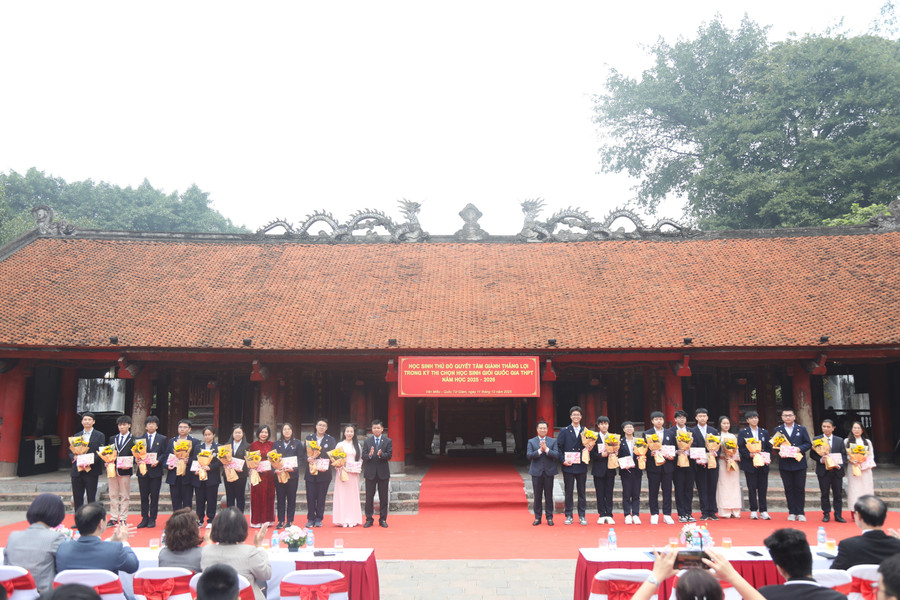 Ông Phạm Quốc Toản - Phó Giám đốc phụ trách Sở GD&ĐT Hà Nội và ông Nguyễn Thanh Bình - Trưởng Ban Văn hoá xã hội HĐND TP chúc mừng các thầy cô giáo và các em MM886 slot game, bắn cá, lô đề, đá gà. a55a0361.jpg