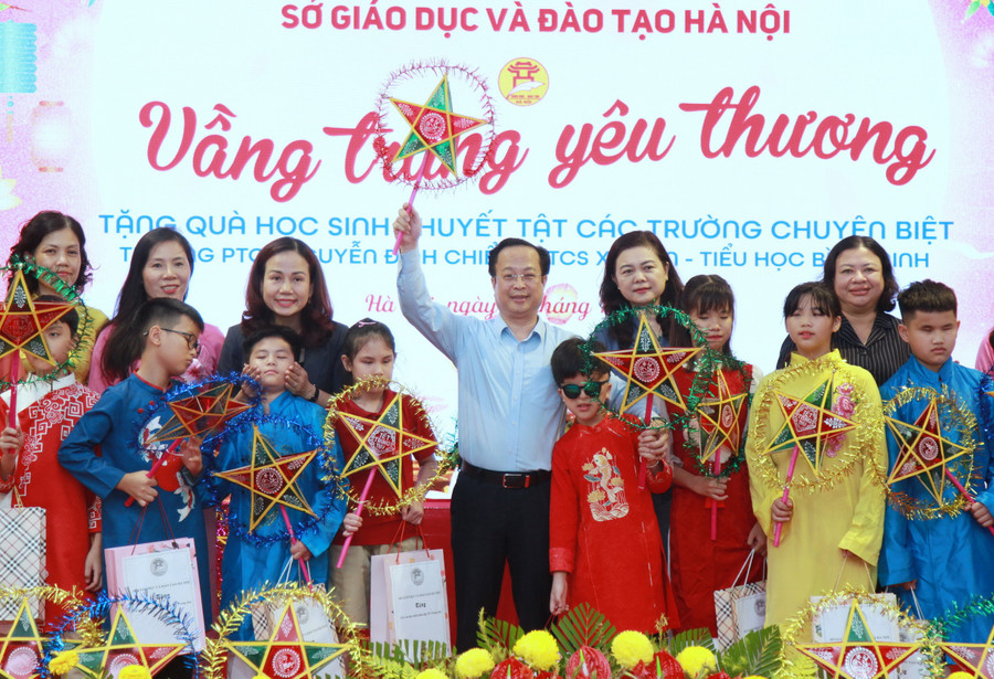 Lãnh đạo Sở GD&ĐT Hà Nội cùng các thầy cô giáo, phụ huynh vui Tết Trung thu với các MM886 slot game, bắn cá, lô đề, đá gà 