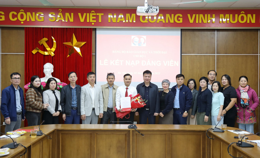 Các đồng chí lãnh đạo chúc mừng đảng viên mới được kết nạp tại Chi bộ 1. a55a0158.jpg