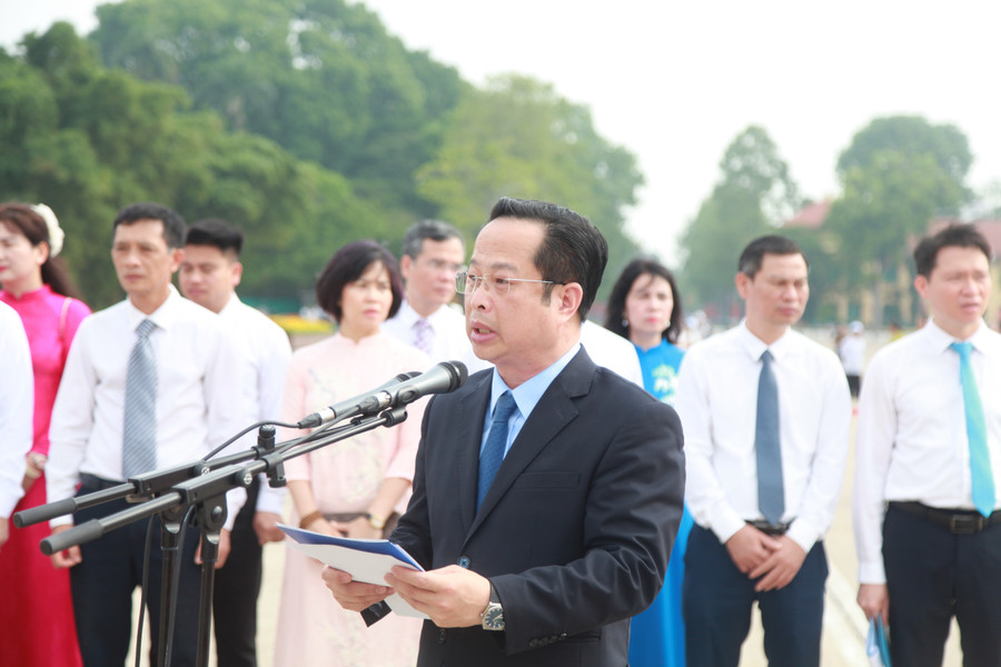 Đại diện đoàn, ông Trần Thế Cương - Giám đốc Sở GD&ĐT Hà Nội báo công dâng Bác. img-0394.jpg