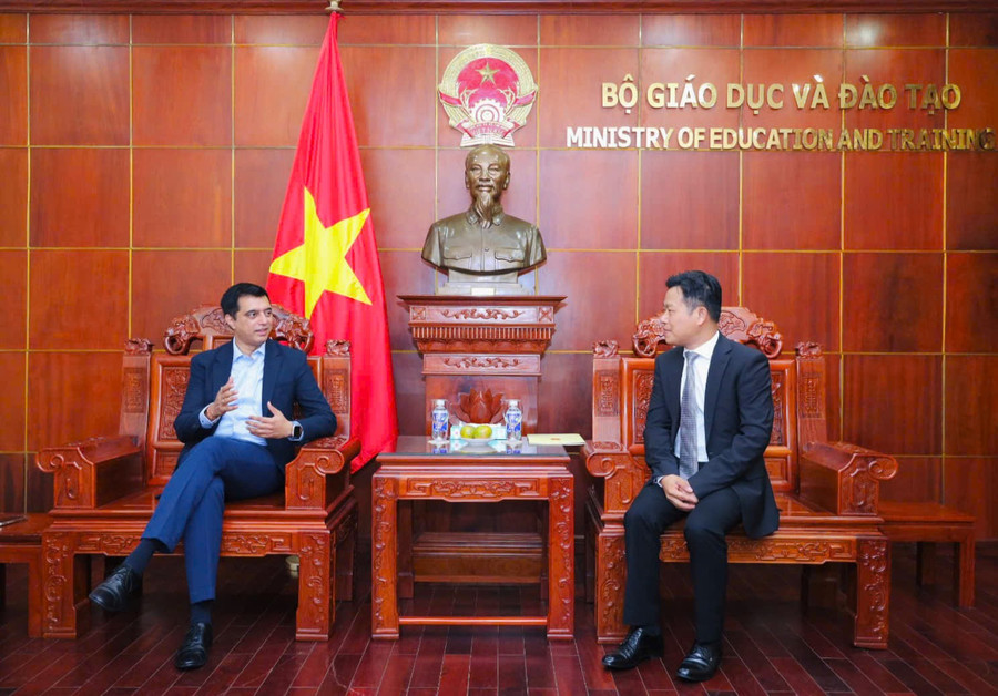 Thứ trưởng Lê Quân và ông Eklavya Bhave trao đổi tại buổi tiếp. s1.jpg