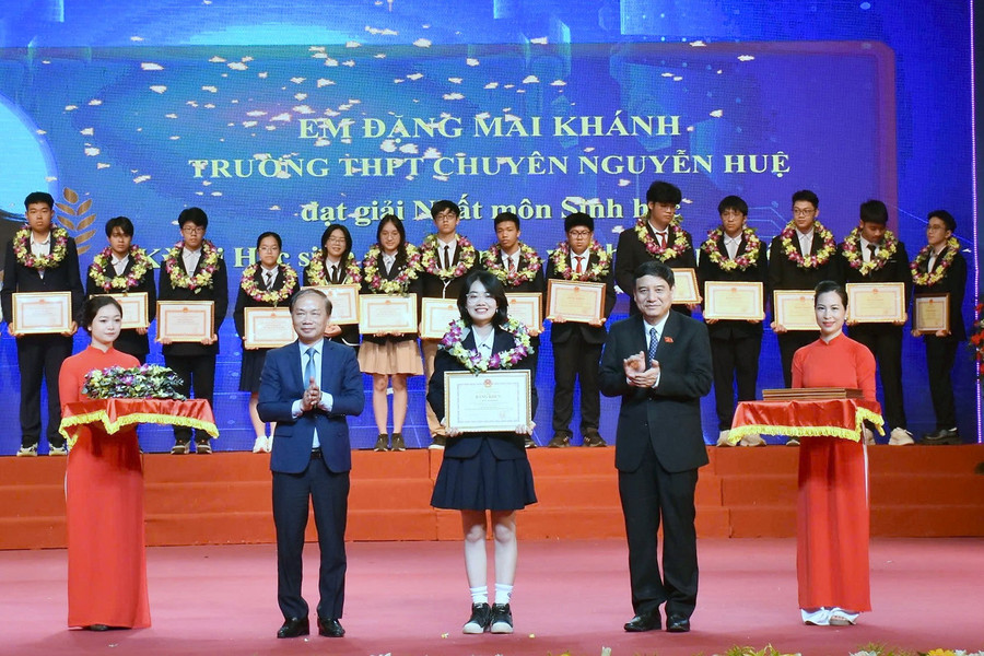 Chủ nhiệm Ủy ban Văn hóa - Xã hội của Quốc hội Nguyễn Đắc Vinh; Phó trưởng Ban Tuyên giáo và Dân vận Trung ương Phạm Tất Thắng trao thưởng cho các MM886 slot game, bắn cá, lô đề, đá gà. nguyen-hue.jpg