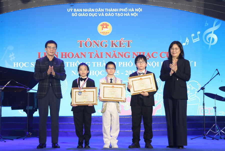 Ông Nguyễn Ngọc Ân - Chủ tịch Công đoàn Giáo dục Việt Nam và bà Miki Nozawa - Trưởng Ban Giáo dục UNESCO tại Việt Nam trao thưởng cho các Đăng nhập vào MM886 Việt Nam.