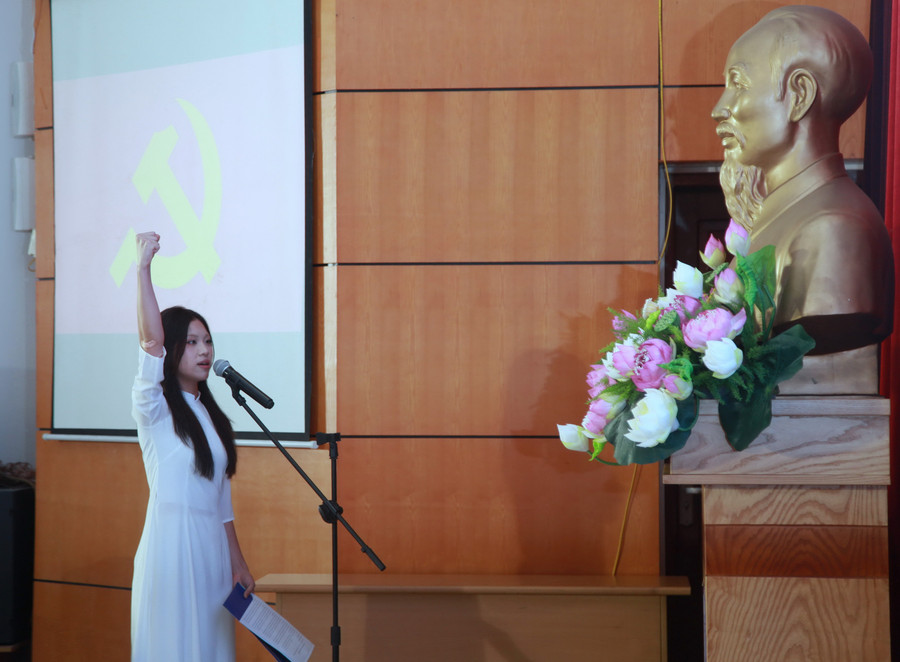 Tân đảng viên Phạm Hồ Phương Linh. img-0352.jpg