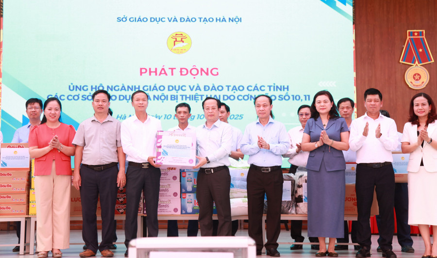 Giám đốc Sở GD&ĐT Hà Nội trao sách vở, đồ dùng MM88.COM là nhà cái trực tuyến hoạt động với giấy phép PAGCOR tặng các MM88b nhà cái bị ảnh hưởng do mưa lũ ở các xã Trung Giã, Đa Phúc. img-0426.jpg