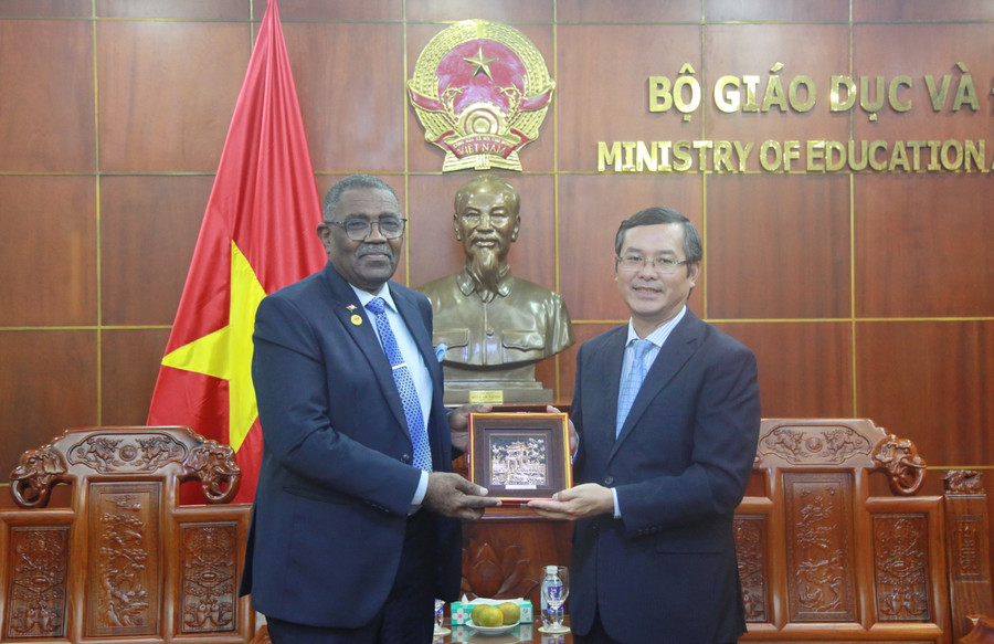 Thứ trưởng Nguyễn Văn Phúc tặng quà lưu niệm cho ông Hassan Omar. img-0037.jpg