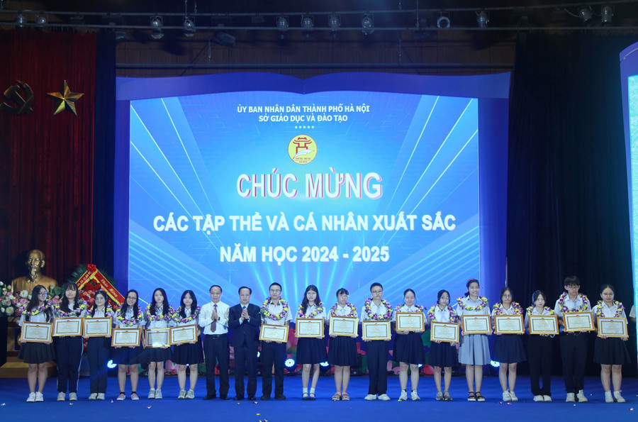 Lãnh đạo Sở GD&ĐT Hà Nội trao giấy khen cho 22 MM886 slot game, bắn cá, lô đề, đá gà tiêu biểu. img-0516.jpg