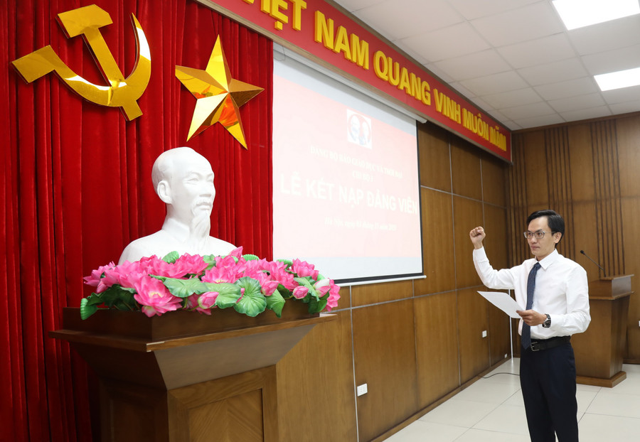 Đồng chí đảng viên mới tuyên thệ dưới cờ Tổ quốc, cờ Đảng và chân dung Chủ tịch Hồ Chí Minh. a55a0072.jpg