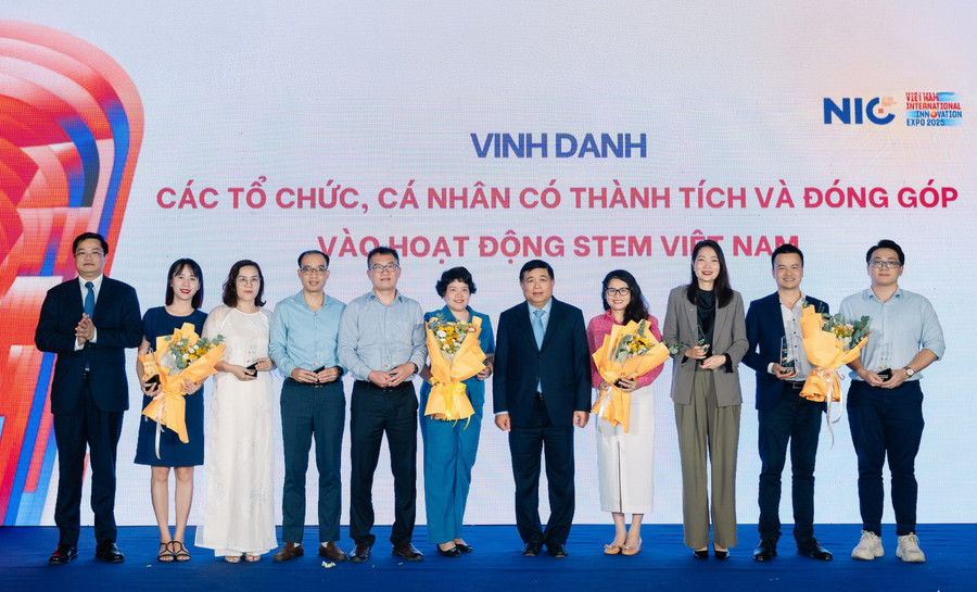 Phó Thủ tướng Nguyễn Chí Dũng chúc mừng các tổ chức, cá nhân có thành tích và đóng góp vào hoạt động STEM Việt Nam. 557593137-122246666072087248-3835690269492014150-n.jpg