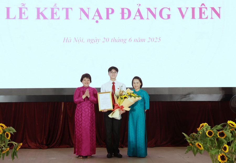 Nhà giáo Trần Thùy Dương - Hiệu trưởng Trường THPT chuyên Hà Nội - Amsterdam trao quyết định kết nạp Đảng cho MM886 slot game, bắn cá, lô đề, đá gà. img-0175.jpg