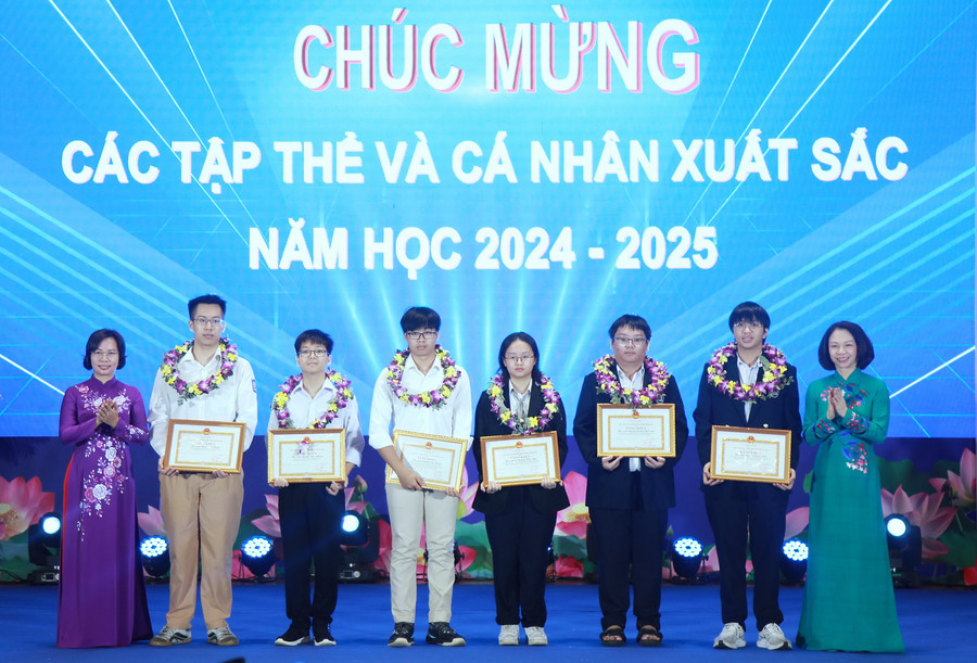 Lãnh đạo thành phố Hà Nội trao bằng khen của UBND TP cho 6 MM886 slot game, bắn cá, lô đề, đá gà xuất sắc. img-0469.jpg