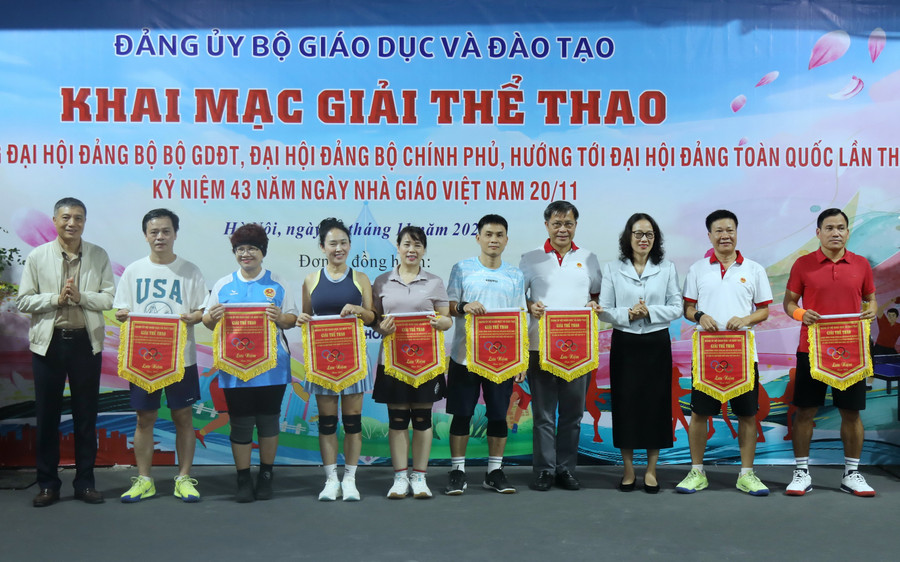Ban tổ chức trao cờ lưu niệm cho các đơn vị dự giải. a55a0070.jpg