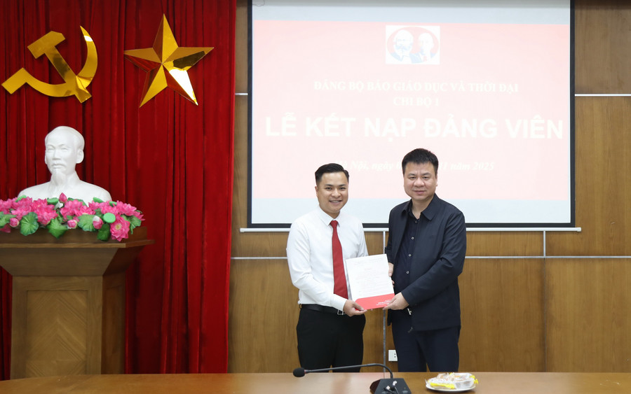 Đồng chí Triệu Ngọc Lâm - Bí thư Đảng ủy, Tổng biên tập Báo Giáo dục và Thời đại trao quyết định kết nạp Đảng cho đồng chí Phạm Anh Tuấn, Chi bộ 1. a55a0108.jpg