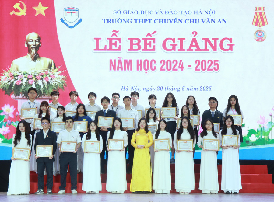 Nhà giáo Trần Thị Tuyến - Phó Hiệu trưởng Trường THPT chuyên Chu Văn An trao thưởng cho các MM886 slot game, bắn cá, lô đề, đá gà xuất sắc. img-0485.jpg