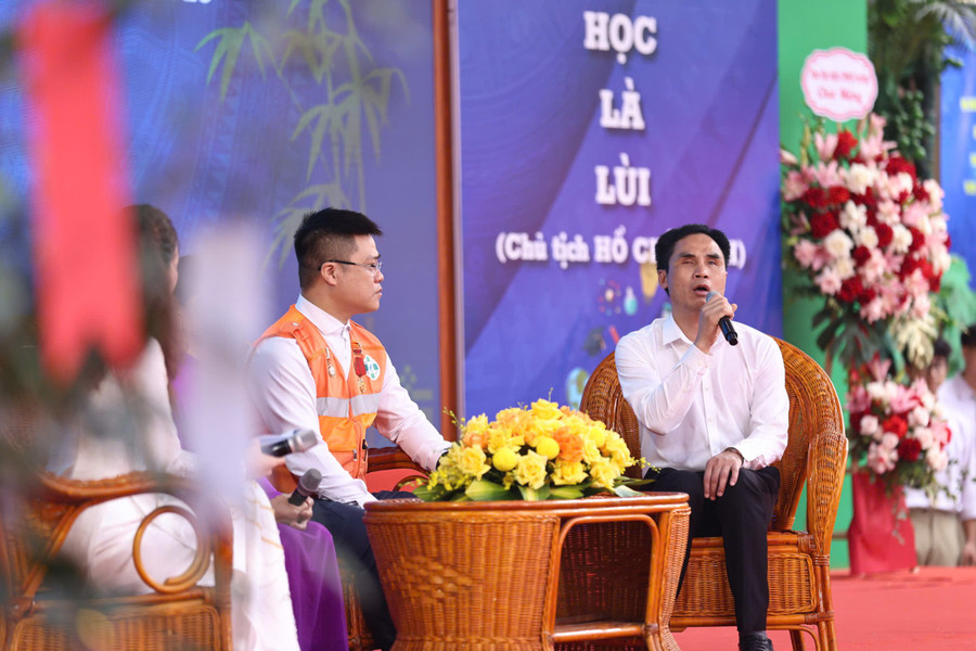 Anh Phạm Quang Giang, 40 tuổi, học viên khiếm thị, đang học lớp 10 Trung tâm Giáo dục nghề nghiệp - Giáo dục thường xuyên Nguyễn Văn Tố (quận Hoàn Kiếm) chia sẻ tại chương trình. z6543217270300-b2cae7edba6f4364e0ea6f417e7e45d0.jpg