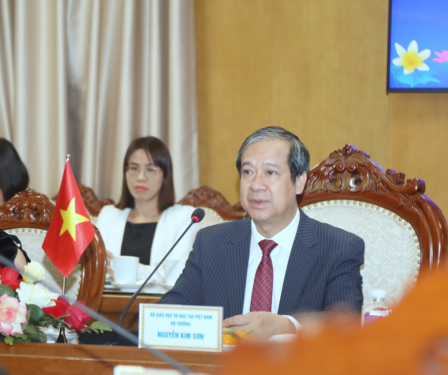 Bộ trưởng Nguyễn Kim Sơn trao đổi tại buổi làm việc. a55a0003.jpg