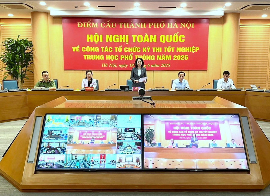 Bà Vũ Thu Hà - Phó Chủ tịch UBND TP Hà Nội báo cáo công tác chuẩn bị tổ chức MM88 đăng nhập MM88dangnhap nhà cái World Cup 2026 THPT. bao-cao.jpg