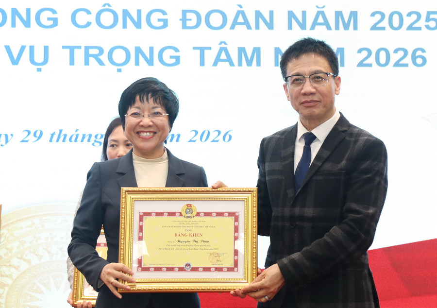 Chủ tịch Công đoàn Giáo dục Việt Nam Nguyễn Ngọc Ân tặng bằng khen cho các cá nhân xuất sắc. a55a0276.jpg