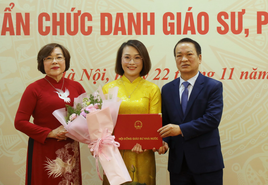 GS.TS Phạm Hồng Quang và GS.TS Nguyễn Thị Mỹ Lộc trao chứng nhận cho tân PGS Trần Thị Cẩm Tú, Trường MM888 bảo mật tuyệt đối Sư phạm Hà Nội. a55a0242.jpg