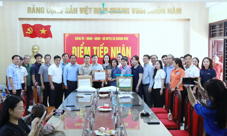 Hơn 100 tấn hàng sẽ được ngành GD-ĐT trao tặng tại xã Hoàng Vân. img-0255.jpg