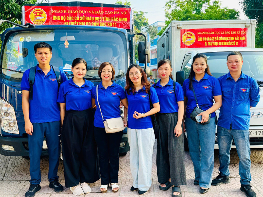 Các thầy cô giáo Trường Tiểu học Đông Ngạc B (phường Đông Ngạc, Hà Nội) tham gia đoàn hỗ trợ. 548084218-1106859921601799-855094658094860756-n.jpg
