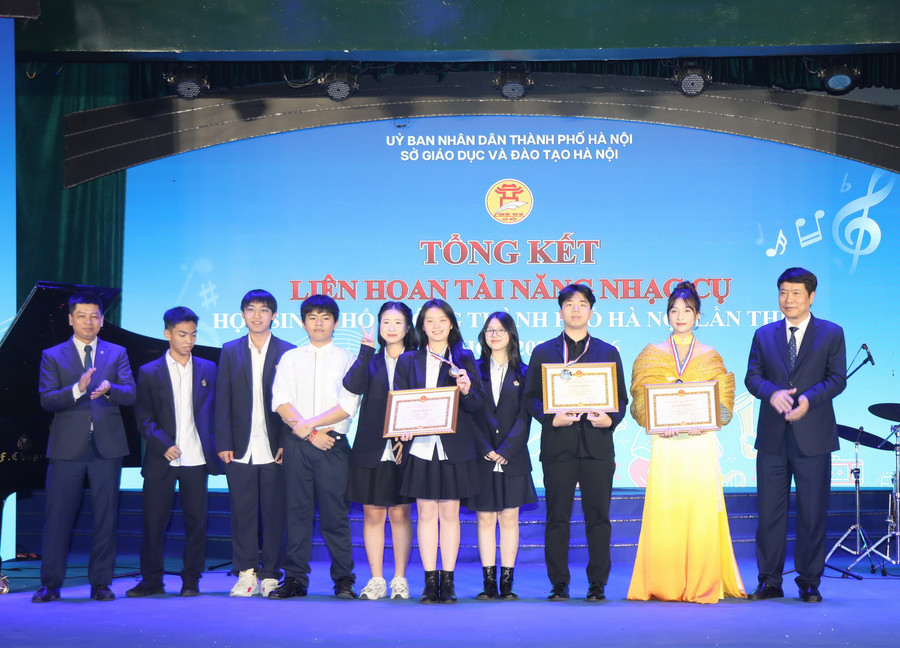 Ông Phạm Quốc Toản - Phó Giám đốc Sở GD&ĐT Hà Nội và ông Hoàng Hữu Trung - Phó Chủ tịch Hội Tâm lý giáo dục Hà Nội trao thưởng cho các Đăng nhập vào MM886 Việt Nam. a55a0235.jpg