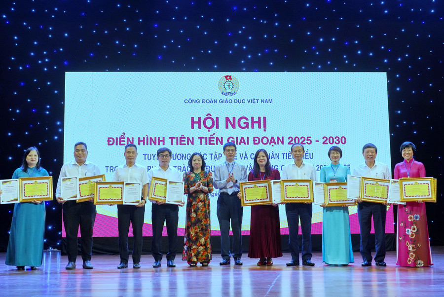 Bà Thái Thu Xương - Phó Chủ tịch Thường trực Tổng Liên đoàn Lao động Việt Nam và ông Nguyễn Ngọc Ân - Chủ tịch Công đoàn Giáo dục Việt Nam trao bằng khen và giấy chứng nhận cho các tập thể xuất sắc.