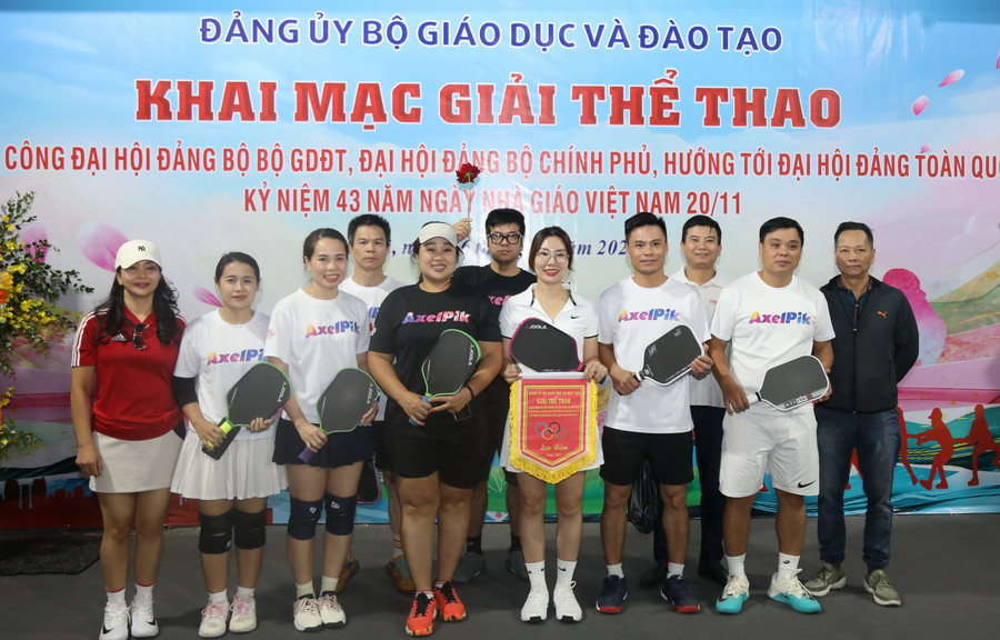 Đội thể thao Báo Giáo dục và Thời đại tham dự giải. a55a0114.jpg