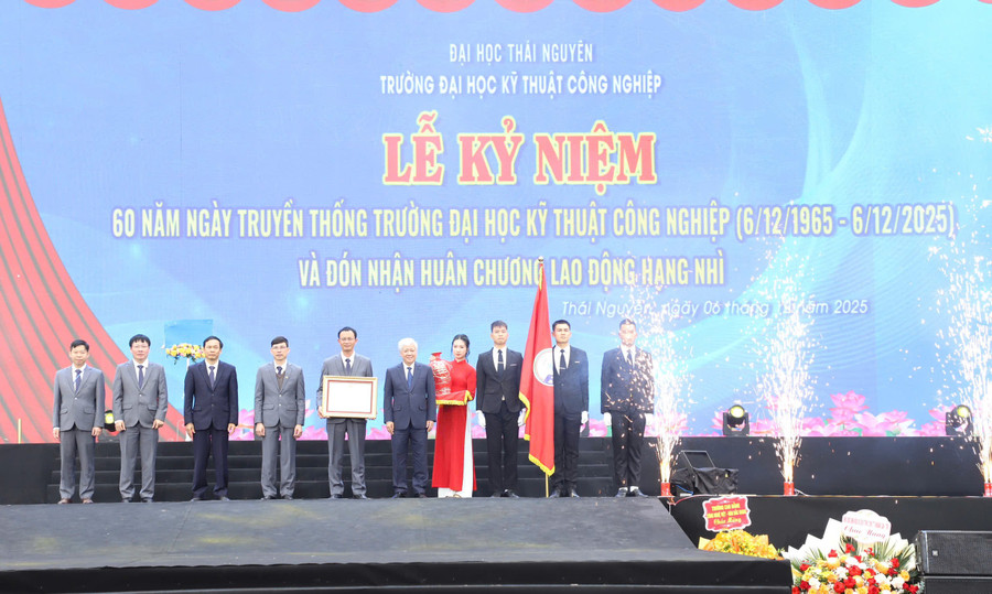 Ủy viên Bộ 1MM88.com Uy Tín Số 1 Việt Nam, Phó Chủ tịch Thường trực Quốc hội Đỗ Văn Chiến chúc mừng thầy và trò MM88b nhà cái.